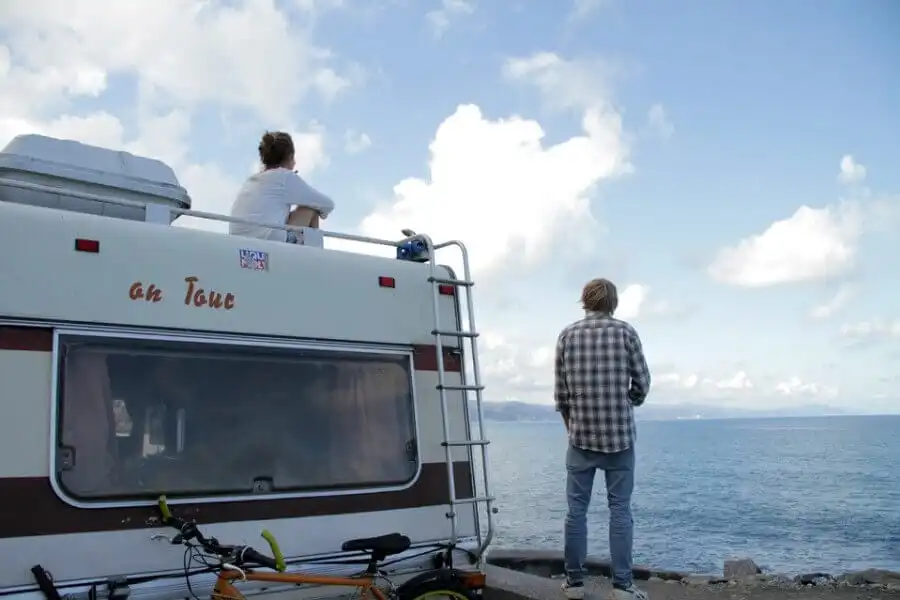 303 Film İncelemesi: Bir Erkek, Bir Kadın ve Bir Karavan 303 Film İncelemesi: Bir Erkek, Bir Kadın ve Bir Karavan